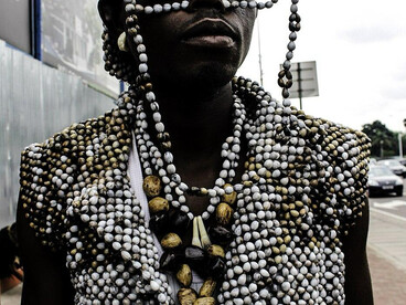 Hay algo que el poder nunca termina de controlar: la mirada del arte. Descubre lo que necesita que veamos: las tramas, las cadenas, la impunidad normalizada.  Justin Makangara, un sapeur tradicional vestido con un traje hecho de cuentas, 10.02.2015. En Kinshasa, República Democrática del Congo