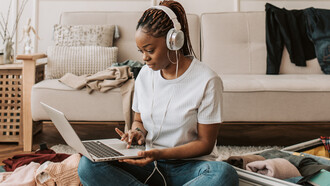 Mulher coloca sua playlist de música favorita enquanto arruma sua mala para uma nova fase de sua vida que irá começar
