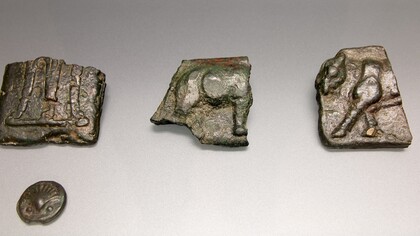 Pecunia, pezzi di bronzo battuti in corrispondenza di varie effigi, utilizzati come moneta corrente, Museo archeologico di Zagabria, Croazia