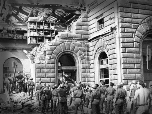 Strage di Bologna. L'ingresso della Stazione Centrale di Bologna devastato dalla bomba