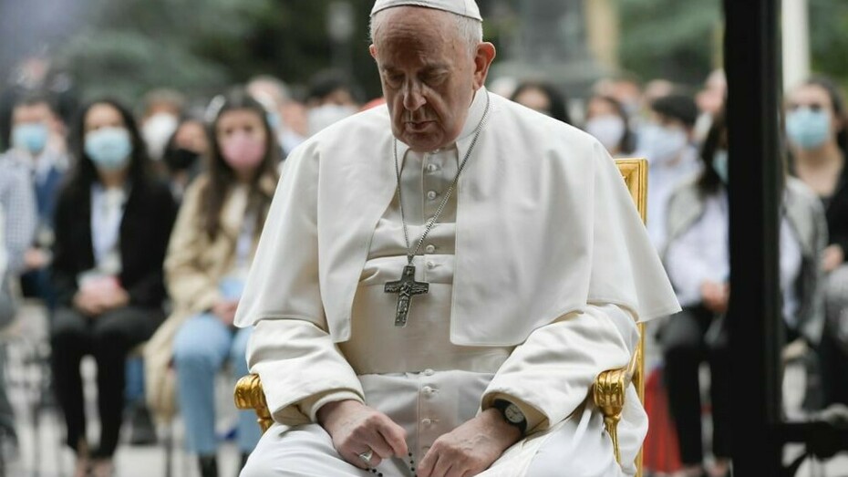 Il Papa durante la preghiera dei Misteri Dolorosi del Rosario nella Grotta di Lourdes nei Giardini Vaticani 