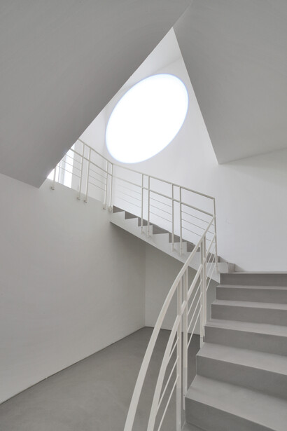 Michel Verjux, Au mur, frontale et entière, calage haut-angle (source médiane), 2016 Proiettore. Courtesy A arte Invernizzi, Milano. Foto Bruno Bani