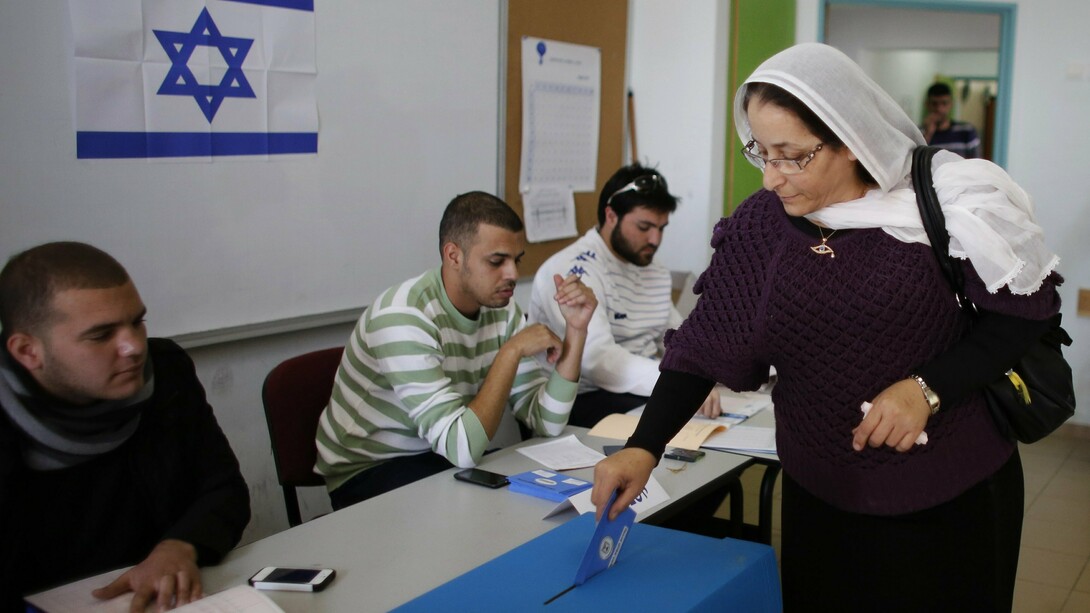 Una mujer árabe israelí votando en un colegio electoral