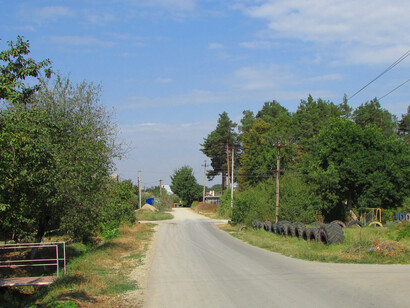 Uno de ellos camina por una calle de Akhtyrskiy. No conoce ese lugar. No conoce a la gente que pasa a su lado. No comprende una sola palabra de lo que dicen. El frío le cae sobre los hombros con una naturalidad que nunca había imaginado. Akhtyrskiy, Krai de Krasnodar, Rusia