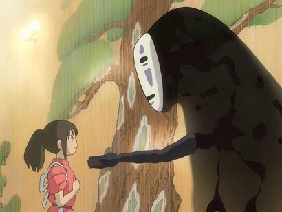 Chihiro e Senza-Volto in una scena del film "La città incantata", Studio Ghibli, 2003 