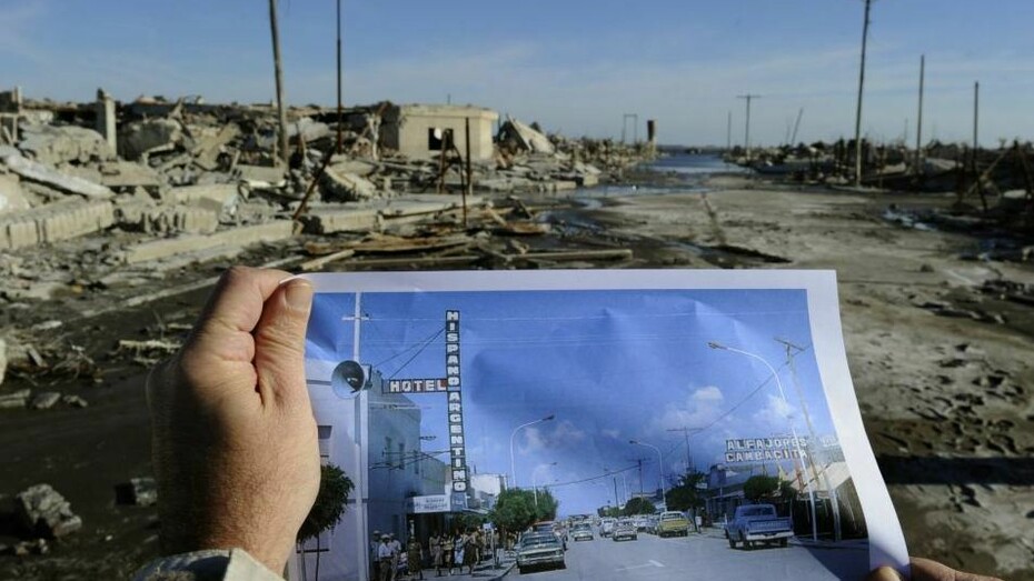 La calle principal de Villa Epecuén hace cuatro décadas y en la actualidad