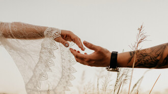 Una mujer y un hombre separan sus manos lentamente