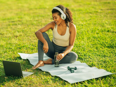 Surrounded by the beauty of nature, she listens to the energising beats of her playlist, grounding herself in the present moment as she focuses on her workout
