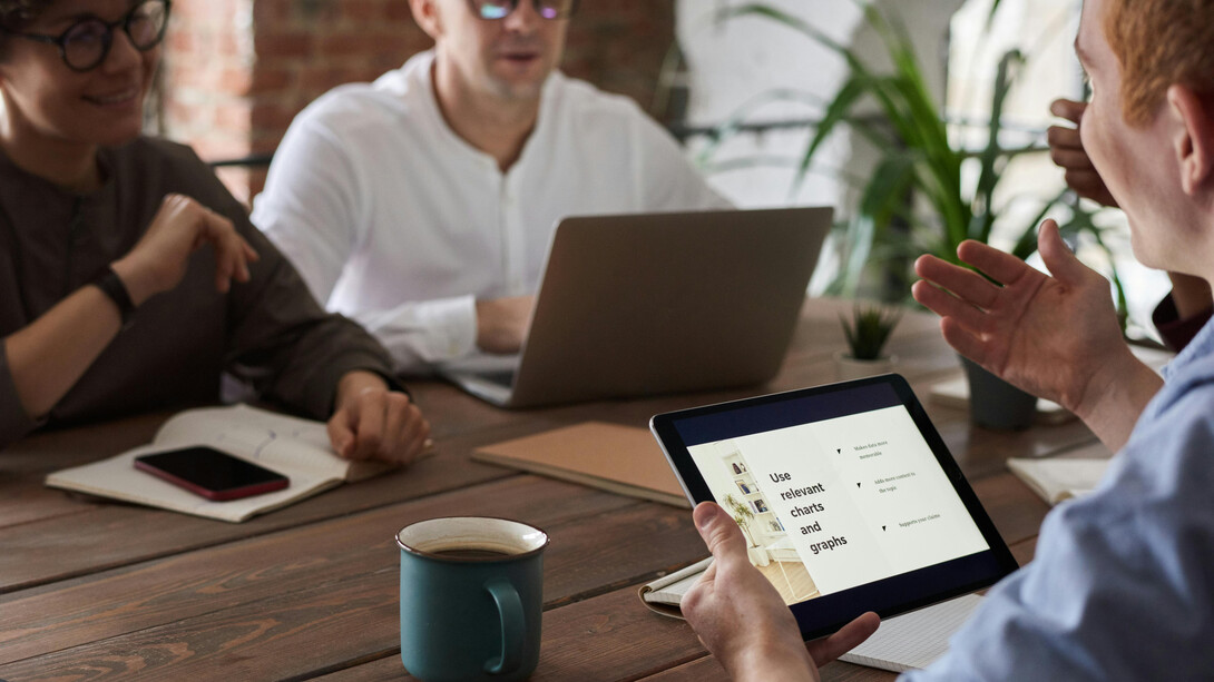 A educação online revoluciona o ensino com tecnologias como inteligência artificial e realidade virtual, proporcionando flexibilidade e acesso global. Metodologias inovadoras fortalecem habilidades essenciais para o futuro dos alunos