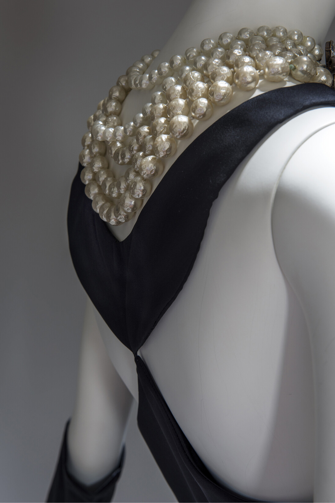 Detail of Black satin sheath evening dress. Designed by Givenchy for Audrey Hepburn in the film “Breakfast at Tiffany’s”, 1961. Maison Givenchy. Foto: Luc Castel con la colaboracion de Philippe Caron