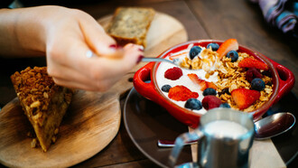 La alimentación sana cumple un papel crucial en la energía femenina