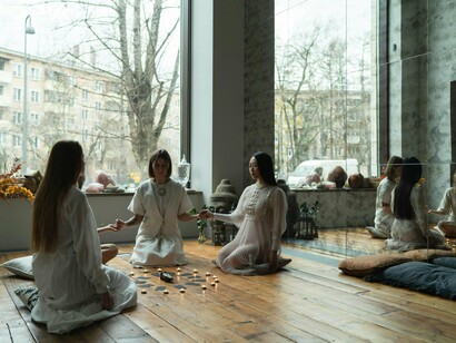 Ao revisitar as deusas e cultuarmos suas imagens, é possível relembrar que a divindade tem muitos rostos e que o feminino é, talvez, o mais antigo deles. Na encruzilhada entre mito e história, espiritualidade e política, Cleópatra continua a governar, Lilith continua a voar, Hécate continua a guardar portais. E o mundo, se quiser renascer, talvez precise passar por elas
