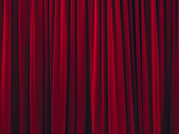Alessandro Averone è un attore e regista italiano formatosi presso l'Accademia Nazionale d'Arte Drammatica Silvio d'Amico, con una carriera sviluppata tra teatro, cinema e televisione