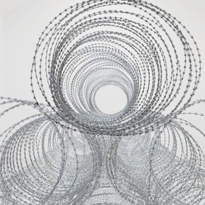 Vue de l’exposition Gianni Motti “Draft” Galerie Perrotin Paris from October 22 to December 19, 2015. “Draft”, 2015, fil barbelé avec lames de rasoir, Photo: Claire Dorn, Courtesy Galerie Perrotin