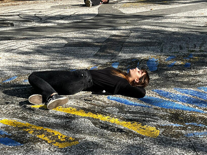 Rivisitazione dell’albero della vita, Opera in nero di Mariella Busi De Logu (foto di Sara Maioli)