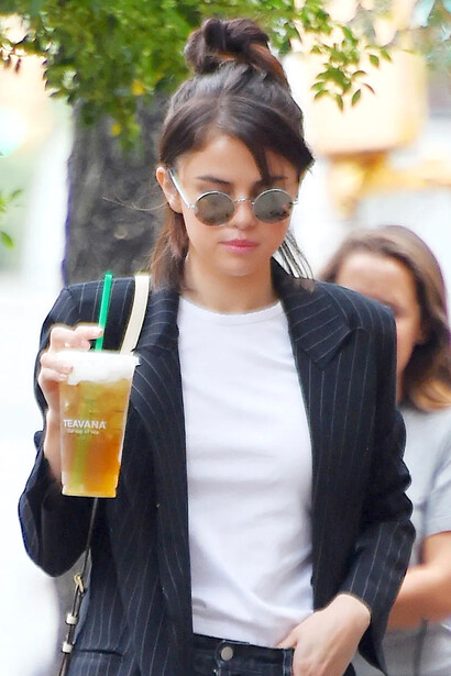 Selena Gomez usa óculos redondos em “smart style”