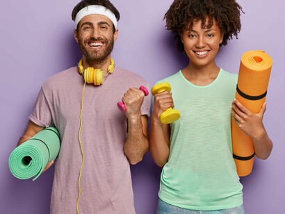 Casal com equipamentos de ginástica. As primeiras pedaladas fizeram-se bem, eram cheias de energia, de vontade, de motivação e davam a sensação de que iria ser bem-sucedido, mas depois de vinte minutos, os pedais pareciam pesados, mais resistentes à força, mais difíceis de manobrar e a tendência era a piorar. Começaram-lhe a chegar os primeiros pensamentos desanimadores que ele lutava para não lhes dar razão: "Não aguento!", "Isto é do peso!", "Dói-me as pernas!", "Estou de rastos!", "E se me dá algum AVC!"