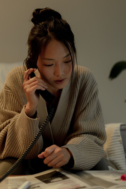 Mulher busca trabalho a partir de publicações de vagas no jornal