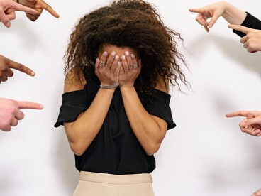 Il people pleaser cerca continuamente l'approvazione degli altri, spesso mettendo in secondo piano i propri bisogni