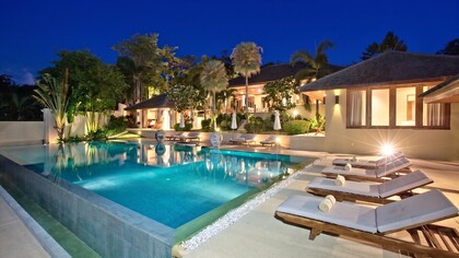 Une luxueuse villa avec piscine à débordement située à Koh Samui, en Thaïlande