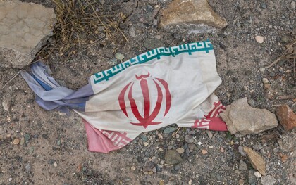 Oggi l’Iran è attraversato da una crisi politica acuta, con il potere sempre più concentrato nei vertici dei Pasdaran mentre il regime intensifica repressioni ed esecuzioni per contenere proteste diffuse, sullo sfondo di guerra e gli attacchi da parte di Israele e Stati Uniti