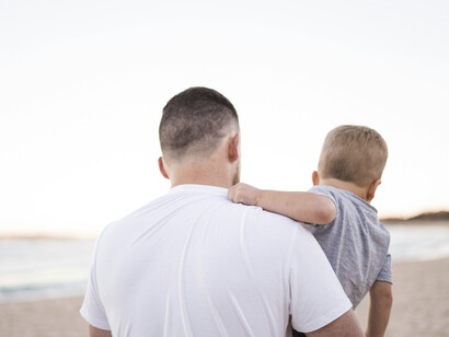 Padre e hijo en un día en la playa