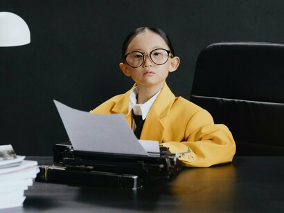 Um dos exemplos mais claros é o vocabulário. Em uma corporação multinacional, o uso de jargões, de siglas em inglês ou de um tom de comunicação específico não é ensinado em um manual. O funcionário aprende por osmose