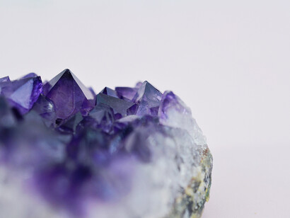 Lithothérapie. L'améthyste est souvent associée à la relaxation et à la spiritualité
