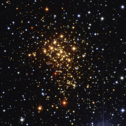 Supercúmulo estelar Westerlund 1. Las estrellas más frías, en cambio, emiten más en el rojo y el infrarrojo, por lo que se perciben con tonalidades rojizas