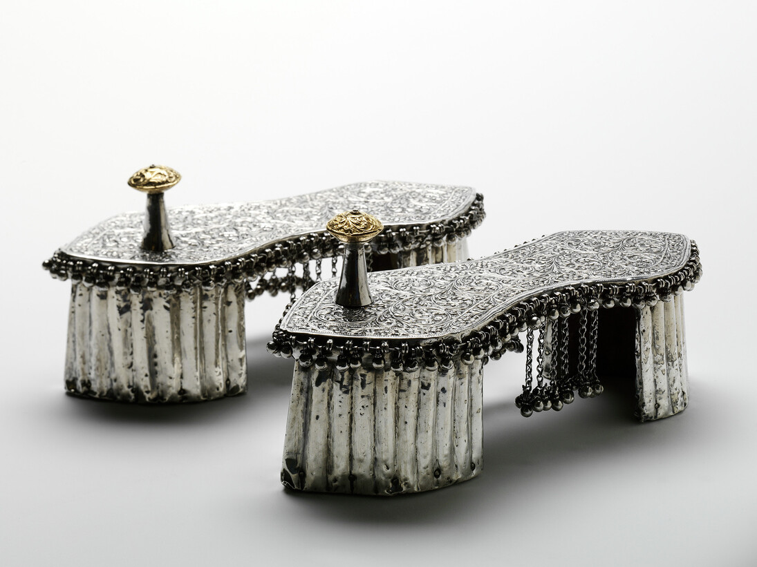 Wedding toe-knob paduka, silver and gold
over wood, India, 1800s © Victoria and
Albert Museum, London