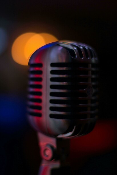 Ora, na continuidade, o sujeito poético chora, quando entoa: "Oh… hiyo… yo-yo-yo-yo-yo…” (Mingas, s/d). Este choro é, para nós, mais uma prova de que o sujeito poético vê os seus sonhos e vontades hipotecados; e a liberdade? Aprisionada!