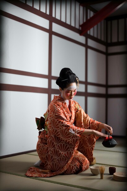 Geisha pouring tea