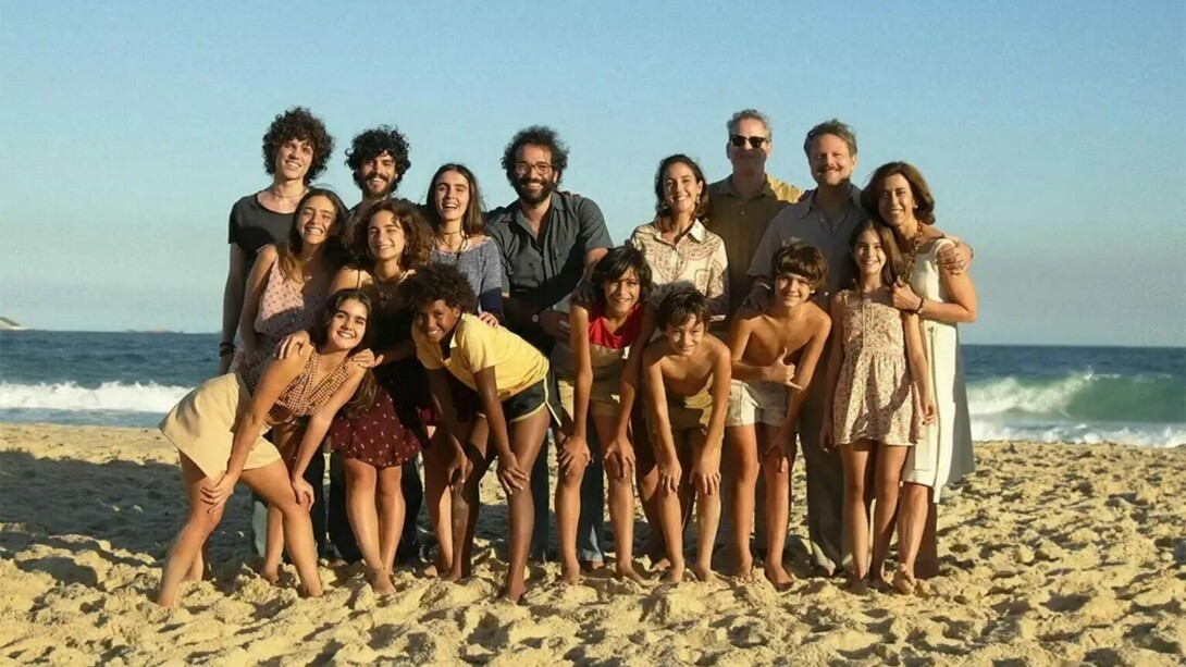 Cena do filme "Ainda estou aqui". Foi a primeira vez que assistia um filme brasileiro em um cinema de outro país (sorte a nossa que o filme estava apenas legendado!). Era um misto de orgulho, com nostalgia. Orgulho, pois sabemos o quão difícil é a inserção de obras cinematográficas brasileiras em outras terras. Nostalgia, não apenas pelas paisagens e costumes brasileiros tão bem retratados, mas também pelos momentos vivenciados com familiares e amigos outrora tão próximos, agora geograficamente distantes e longínquos na escala temporal