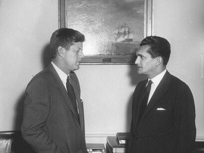 Presidente John F. Kennedy encontra-se com Dr. Celso Furtado, diretor do governo britânico para o desenvolvimento do nordeste brasileiro em 14 de julho de 1961. Na obra Desenvolvimento e subdesenvolvimento, Furtado explorou a questão do subdesenvolvimento e as desigualdades econômicas. Ele argumentou que o verdadeiro desenvolvimento não se limita ao crescimento econômico ou à acumulação de capital. Para Furtado, o desenvolvimento também envolve mudanças estruturais, valores sociais e políticas específicas. Ele destacou a necessidade de políticas industriais e a compreensão das relações de centro-periferia no contexto global