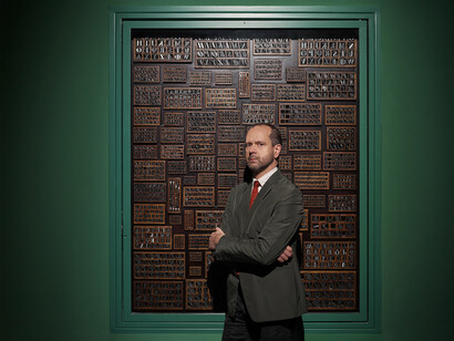 Director del conjunto monumental de Pilotta, Simone Verde, junto al busto de Bodoni, ubicado en Parma, Italia