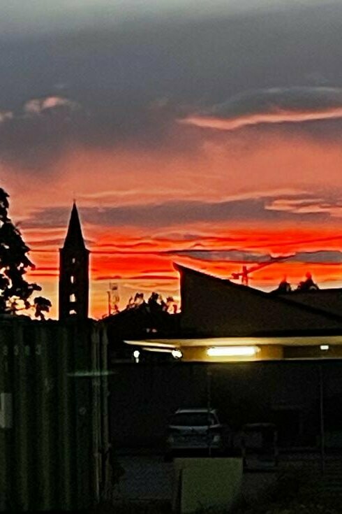 Il tramonto di fuoco alla Darsena. In questo tramonto agiscono cose grandi e io mi sento più vecchia delle pietre. Foto di Mariella Busi