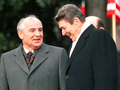 Mijaíl Gorbachov y Ronald Reagan