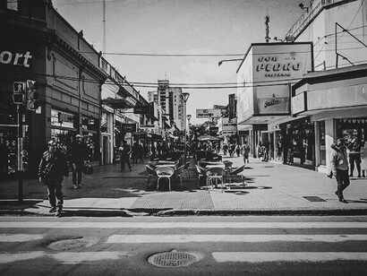 No desconocía yo que en una de las esquinas de Corrientes el inflexible sueño te sale al cruce y te mece en sus redes. Ciudad de Corrientes, Argentina