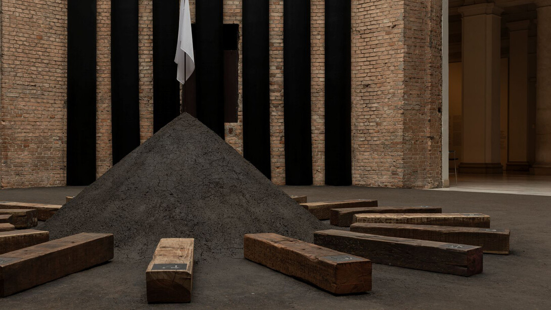 Luana Vitra, Bandeira branca, vista da exposição. Cortesia da Pinacoteca