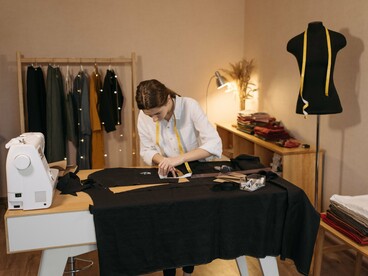 Trabalhadora realiza etapas da produção têxtil em um ateliê de moda. Conhecer a origem das roupas ajuda a compreender os desafios ambientais do setor