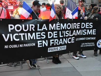 O coletivo "Patriotas da Diversidade" nas comemorações do 10º aniversário dos atentados de 13 de novembro de 2015 na França, na Place de la République, em Paris. Abri os olhos. Avistei o relógio. E vi que era ainda sexta-feira. Os ponteiros marcavam 23 horas pouco completas




