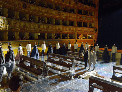 La scena occupa lo spazio del palcoscenico e della platea mentre il pubblico è disposto tutt’intorno nei palchetti, in galleria e in loggione