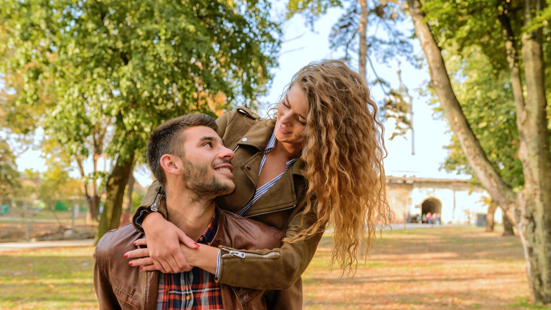 Casal feliz abraçado no parque