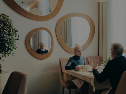 Mãe e filho comem pizza em restaurante