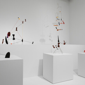 Alexander Calder, Exhibition view. Courtesy of Pace Gallery