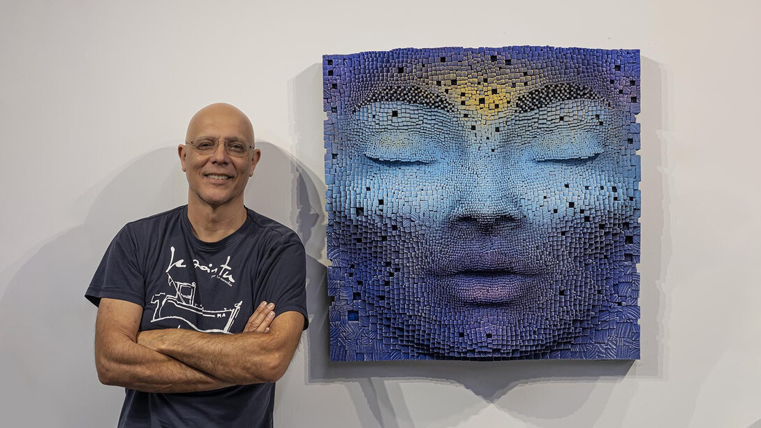 Gil Bruvel junto a una de las máscaras de la serie «Bending the Lines»