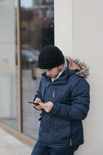Hombre comprando en las redes