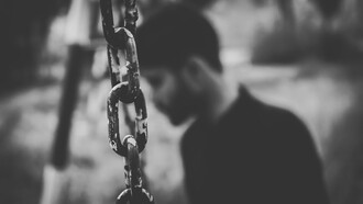 Apoyaba la cabeza sobre el mármol tibio y jalaba de los tobillos las cadenas que venía desde hacía unos kilómetros arrastrando