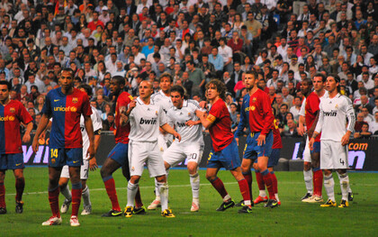 Les joueurs s'affrontent lors du derby Real Madrid-Barça le 2 mai 2009 au légendaire stade de Santiago  Bernabéu à Madrid