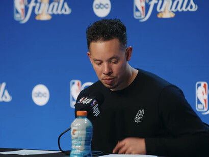 Mitch Johnson fue nombrado oficialmente entrenador principal de los Spurs en mayo de 2025, marcando el inicio de una nueva era tras la salida de Popovich. El 6 de junio de 2026, en una entrevista después de la derrota